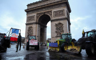 Французские фермеры перекрыли тракторами центр Парижа