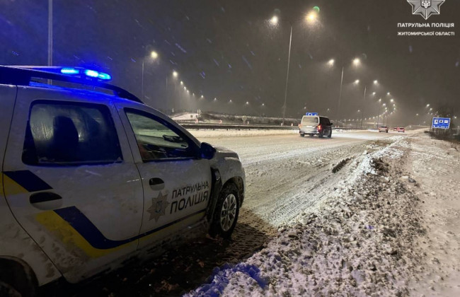 Через негоду на дорогах України зафіксували майже 900 ДТП — діють обмеження для фур, відео