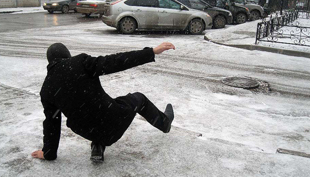 Осторожно, гололедица: врач объяснил, как правильно падать, чтобы избежать переломов