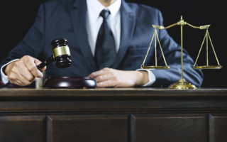 В Великобритании юрист заявил, что ему запретили работать из-за попытки самоубийства