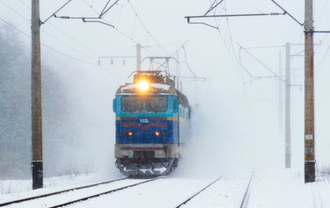 Обледеніння паралізувало залізницю: затримано 42 потяги