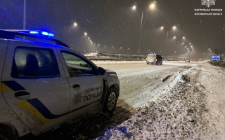 Через негоду на дорогах України зафіксували майже 900 ДТП — діють обмеження для фур, відео