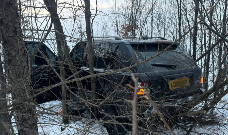 На Буковині Range Rover проривався до Румунії і травмував прикордонника, фото