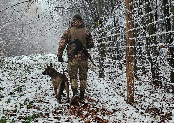 На Буковині водій позашляховика травмував прикордонника та втік – до його пошуків залучили авіацію, БПЛА