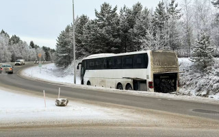 В Финляндии украинский автобус слетел в кювет на кольцевой развязке