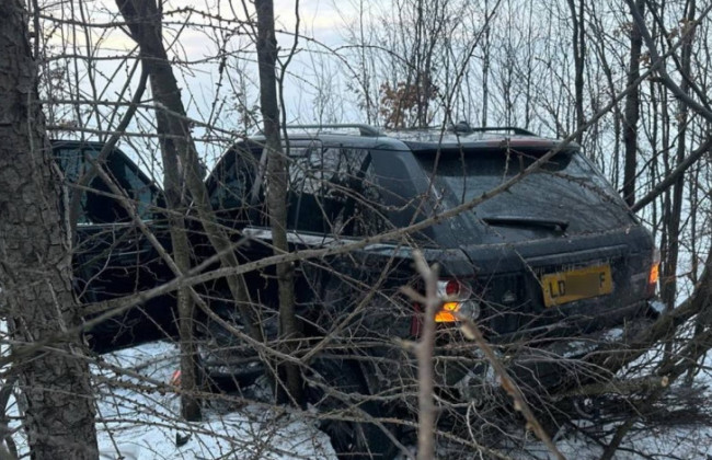 На Буковині Range Rover проривався до Румунії і травмував прикордонника, фото