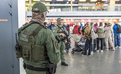 Украинку не пустили на самолет в Варшаве за надпись «бомба» на лбу