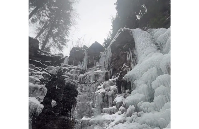 20-метровий Манявський водоспад скував лід: у Карпатах — зимове диво: відео