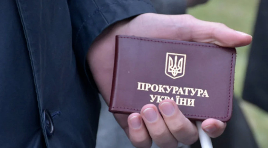 Поновлення прокурора на посаді виключає право на вихідну допомогу: Верховний Суд