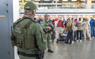 Українку не пустили на літак у Варшаві за напис «бомба» на лобі