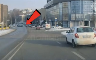 В Киеве Lexus выехал на встречную и попался патрульным: водителя оштрафовали, видео