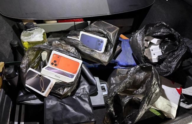 $100 за кожен iPhone: на Буковині затримали митника на схемі контрабанди техніки Apple, фото