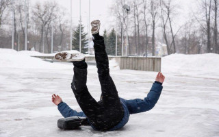 Как взыскать компенсацию за травму на скользком тротуаре — алгоритм получения возмещения