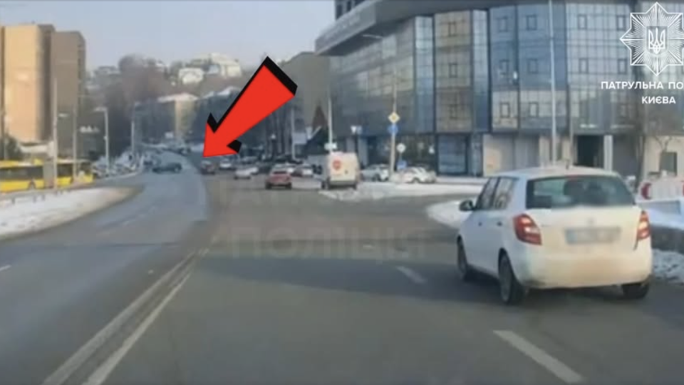 В Киеве Lexus выехал на встречную и попался патрульным: водителя оштрафовали, видео