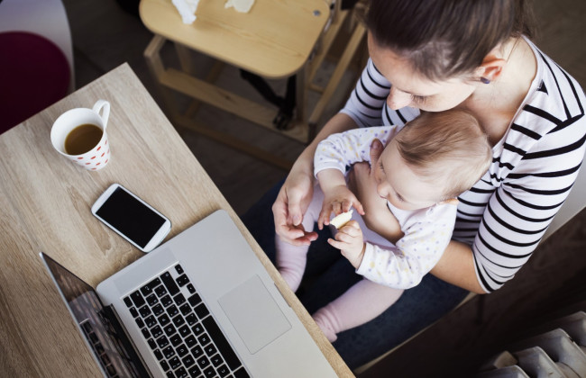 Имеет ли право работать по совместительству женщина, которая находится в отпуске по уходу за ребенком