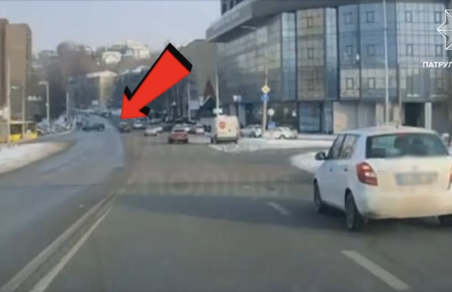 У Києві Lexus на зустрічній попався патрульним: водія оштрафували, відео