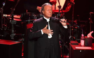 82-річного Хуліо Іглесіаса звинуватили у насильстві над двома колишніми працівницями