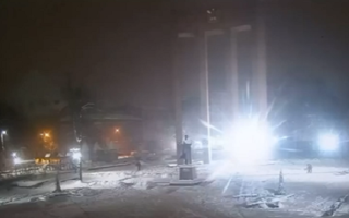 Во Львове дрон упал на детскую площадку возле памятника Бандере – видео