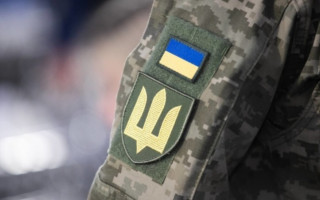 В Черкассах мужчина из толпы разбил окна автомобиля ТЦК во время проверки военнообязанного