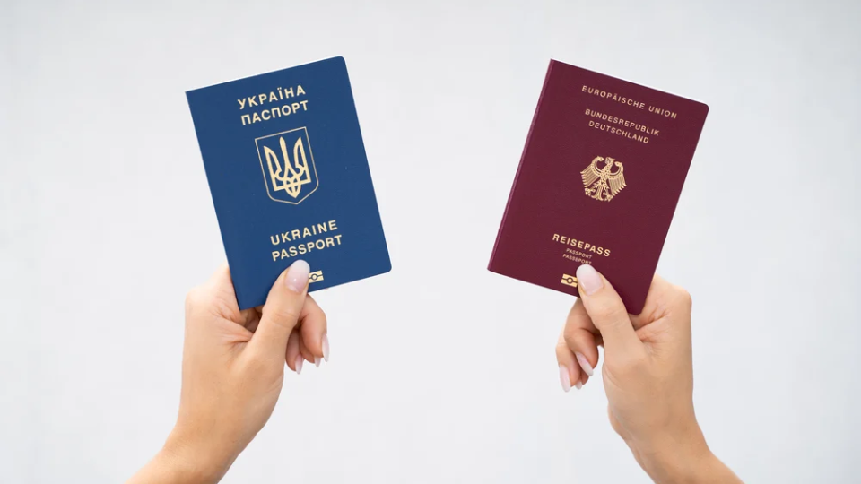Второй паспорт — можно, но с условиями: в Украине вступил в силу закон о множественном гражданстве