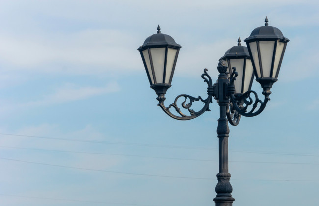 В Ровно из-за нарушений правил установки фонарей суд закрыл дело водителя трактора, который их повредил