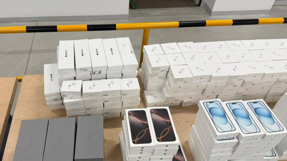 Мікроавтобус контрабандної техніки Apple на 35 млн грн – Гетманцев закликав БЕБ навести лад в мережі Ябко