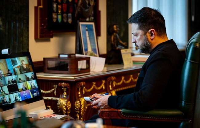 Зеленский поручил разобраться, почему в Киеве часть домов до сих пор без отопления