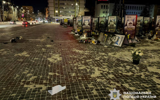 У Рівному жінка перекидала портрети загиблих захисників, бо вони її «дратували» та нагадували про війну