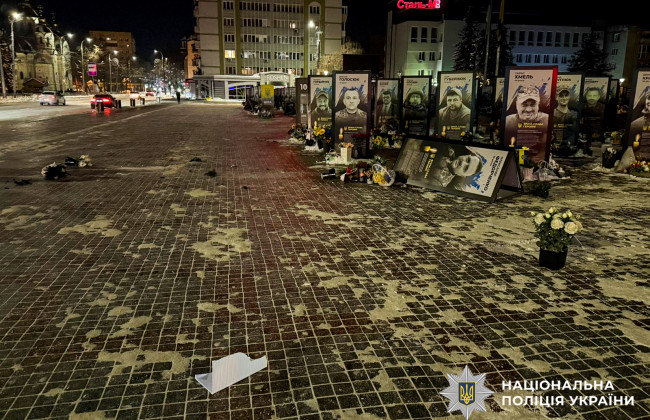 В Ровно женщина переворачивала портреты погибших защитников, потому что они ее «раздражали» и напоминали о войне