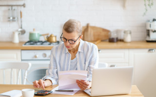 Может ли предприниматель, который получает пенсию за границей, не уплачивать единый взнос — разъяснение