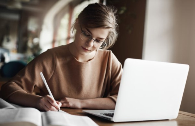 Какую зарплату должны получать работники до 18 лет — объяснение Гоструда