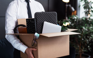 В Украине предлагают упростить увольнение работников на ВОТ и в зонах боевых действий