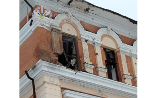 У Херсоні внаслідок обстрілу пошкоджена будівля суду, фото