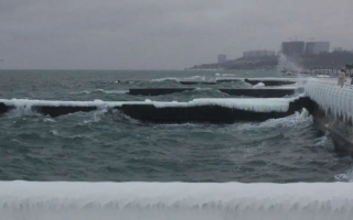В Одессе из-за сильных морозов начало замерзать Черное море, фото
