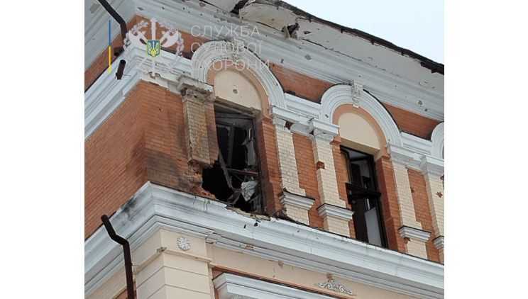 В Херсоне в результате обстрела повреждено здание суда, фото