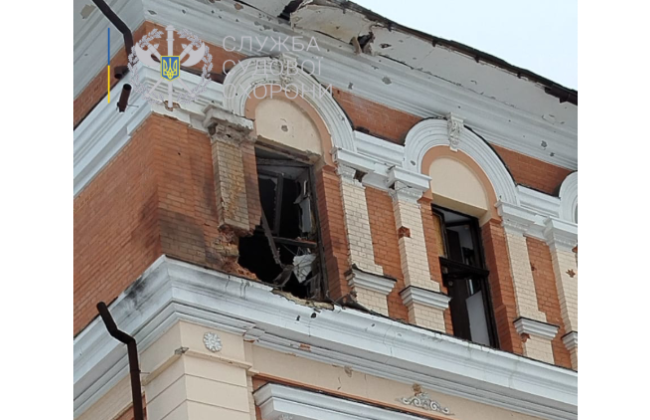 У Херсоні внаслідок обстрілу пошкоджена будівля суду, фото
