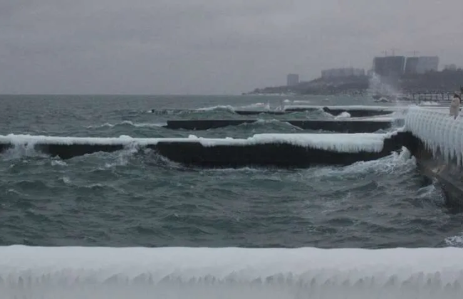 В Одесі через сильні морози почало замерзати Чорне море, фото