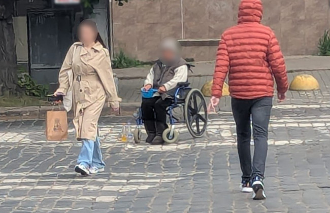 На Буковині чоловік примушував до жебрацтва 76-річну жінку та крав її пенсію