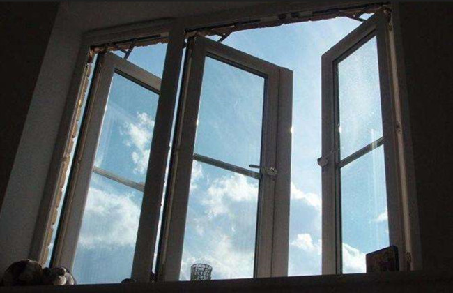 В Запорожье женщина выбросила из окна 9-го этажа дочь и прыгнула сама – полиция