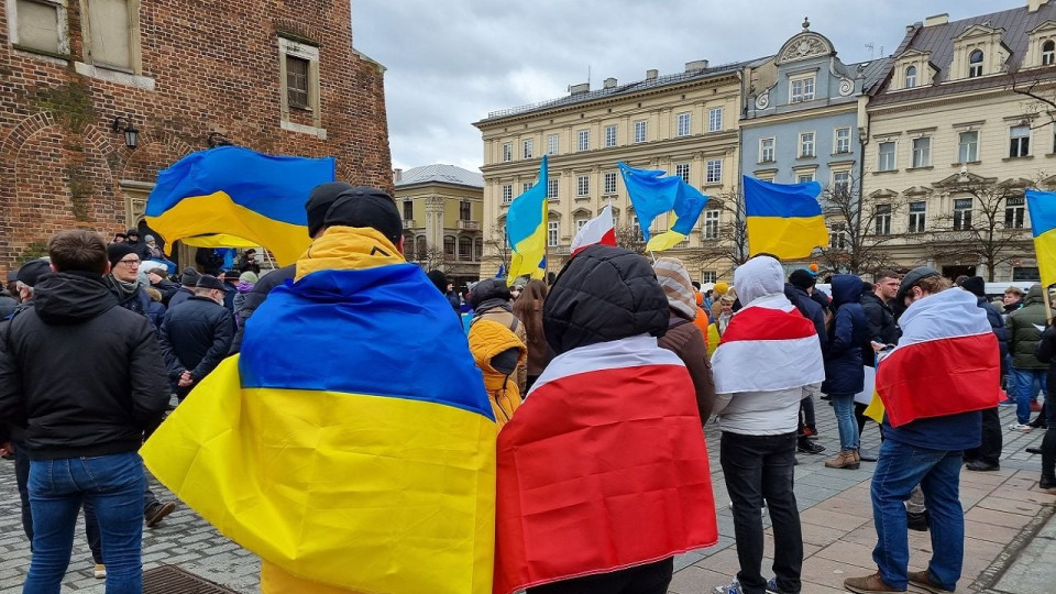 Польща прив’язала соцвиплати для українців до роботи – Сенат ухвалив закон
