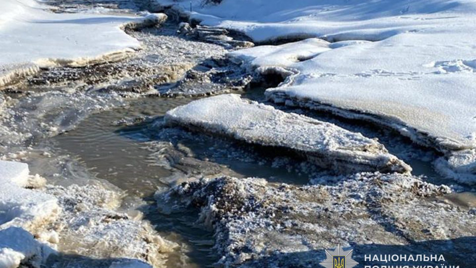 На Тернопольщине трассу международного значения М-19 залило водой из отстойника