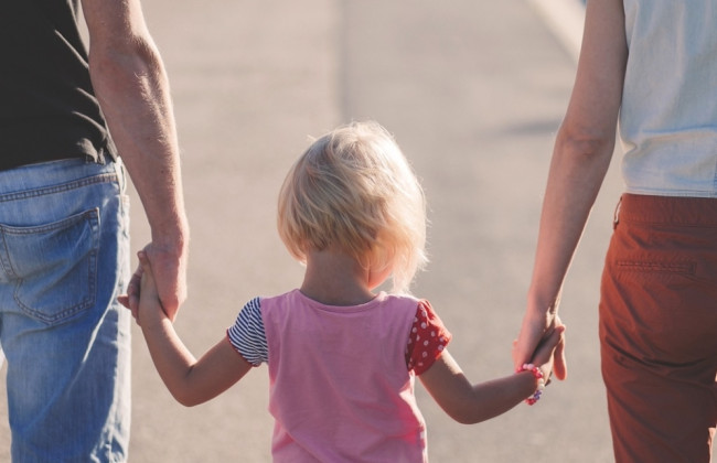 Чи має право на податкову соціальну пільгу батько, який утримує неусиновлену дитину дружини