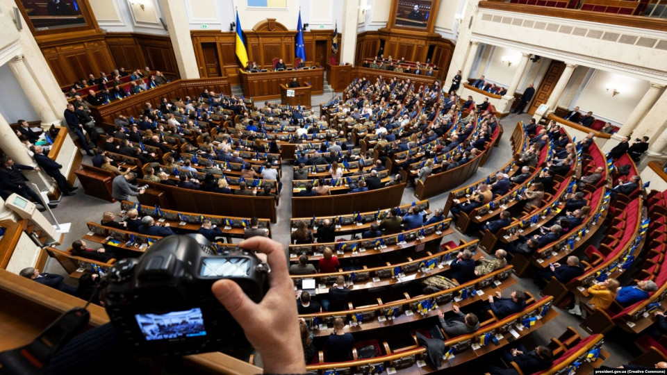 Відкриті засідання комітетів, трансляції та нові правила для медіа: в Україні запрацював новий закон