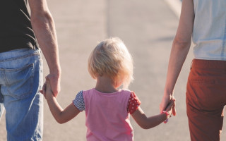 Чи має право на податкову соціальну пільгу батько, який утримує неусиновлену дитину дружини