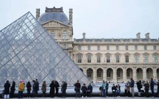 Требуют более высоких зарплат и лучших условий — работники Лувра бастуют в девятый раз