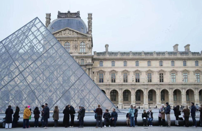 Требуют более высоких зарплат и лучших условий — работники Лувра бастуют в девятый раз