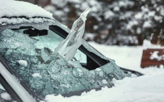 На припаркований автомобіль впала бурулька: хто відповідає за шкоду і як отримати компенсацію