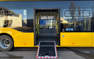 Київ виводить на маршрути 20 нових автобусів на лівому і на правому березі, фото