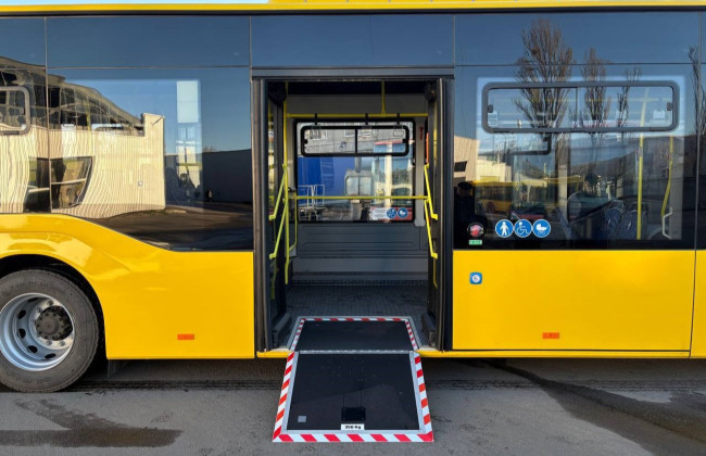 Київ виводить на маршрути 20 нових автобусів на лівому і на правому березі, фото