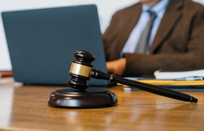 У Британії юриста позбавили ліцензії за онлайн-засвідчення документів без оригіналів